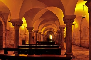 colonne, chiesa, archi, panche, luci, cripta, banchi, panchine, interno