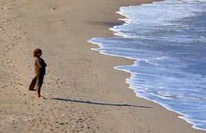 mare, sabbia, spiaggia, donna, orme, schiuma, acqua, battigia, ombra, onda, riva, solitudine, impronte, persona
