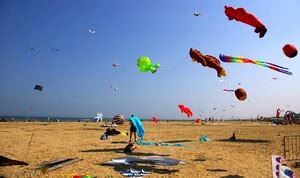 spiaggia, aquiloni, mare, sabbia, cielo, colori, verde, vento