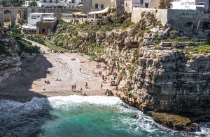 mare, spiaggia, archi, ponte, persone, scogliera, onde, case, rocce, bagnanti, scogli, verde, acqua, schiuma, tende, azzurro, sabbia, roccia, estate, finestre, baia