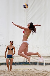 donne, palla, due, sabbia, sport, giocatrici, pallone, spiaggia, costume, pallavolo