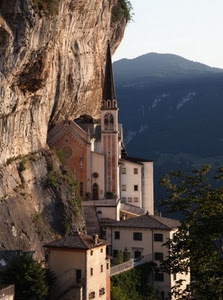 montagna, chiesa, campanile, case, roccia, santuario, montagne, rocce, eremo, alberi