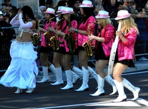 stivali, cappelli, bianco, rosa, donne, musica, banda, sassofoni, strumenti, ballerina, ragazze, suonatrici, giacche, gonna