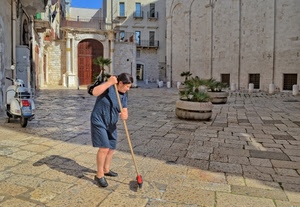 piazza, scopa, donna, vespa, piante, moto, scopare, vasi