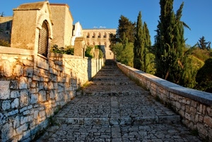 alberi, cipressi, salita, pietra, gradini, cielo, finestre, pietre, muretto, scale, verde, strada, case, azzurro, muri, selciato, scalinata, edicole