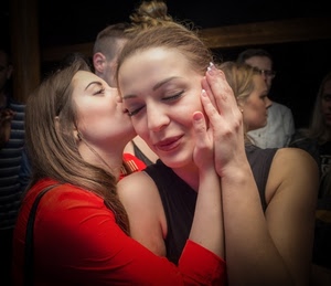 mani, bacio, donne, rosso, persone, ragazze, capelli, carezza, amore, bocca, affetto, due, bionda, occhi