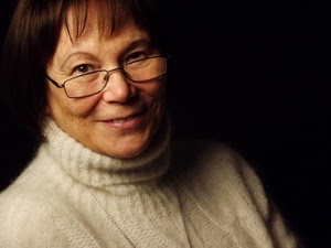 occhiali, maglione, ritratto, occhi, donna, sorriso, capelli, bianco, labbra, viso, sguardo, lana, bocca, naso, catenina, volto, sopracciglia, persona
