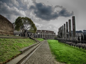colonne, nuvole, colosseo, erba, albero, anfiteatro, prato, verde, roma, cielo, rovine, ruderi, recinzione, strada, archi, alberi, grigio, scalini, ringhiera, scalinata