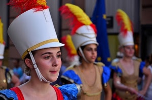piume, cappelli, rosso, cappello, donne, giallo, bianco, majorette, tre, azzurro, viso, banda, sfilata, gruppo, majorettes, sottogola, ragazze, costumi