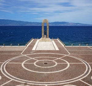 mare, monumento, cerchi, cielo, colonne, piazza, nuvole, azzurro, montagne, acqua, geometrie, stretto, bianco, blu, statua, arena, pavimento, panorama, piazzale