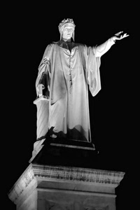 statua, monumento, dante, nero, bianconero, bianco, scultura, marmo, piedistallo, basamento, colonna, luce, alighieri, corona, braccio