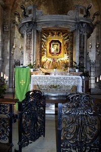 altare, chiesa, cancello, quadro, verde, oro, messale, pizzo, tovaglia, cappella, leggio, cancellata, pizzi, colonne, cornice, luci, interno