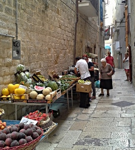 frutta, vicolo, mercato, persone, bancarelle, meloni, fruttivendolo, cassette