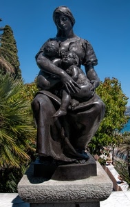 statua, bambini, donna, alberi, bronzo, cielo, azzurro, madre, piedistallo, gemelli, allatta, mamma, piante, verde, scultura, marmo, maternità, mare, metallo, mani