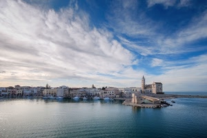 mare, cielo, nuvole, chiesa, campanile, acqua, porto, panorama, barche, borgo, case, golfo, città, azzurro