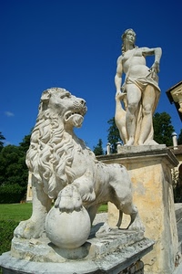 leone, statue, sfera, cielo, alberi, donna, verde, azzurro, palla, basamento, erba, prato, criniera, sculture, marmo, pietra, bianco, parco, blu, zampa