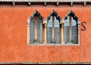 finestre, tre, vasi, trifora, esse, vetri, riflessi, trifore, arancione, rosso, colonne, palazzo