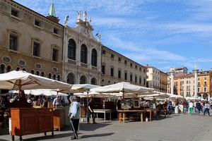 piazza, mercato, bancarelle, ombrelloni, cielo, mobili, persone, palazzi, nuvole, vicenza, gente, città, finestre, antiquariato, tendoni, mercatino, chiesa, palazzo, case, archi, azzurro