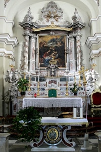 altare, candele, chiesa, piante, colonne, bianco, tabernacolo, quadro, ceri, verde, tovaglia, interno, candelabri, marmo, angeli, pala, affresco, dipinto, oro, religione