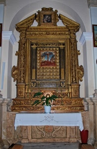 altare, tovaglia, vaso, pianta, oro, bianco, dorato, foglie, chiesa, candelabri, marmo, ricamo, colonne, tabernacolo, dipinto, crocifisso, legno, arco, quadro