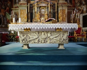 altare, candele, chiesa, oro, gradini, tovaglia, bassorilievi, pizzo, marmo, candelabri, candelieri, bassorilievo, bianco, angeli, tabernacolo, interno