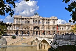 palazzo, ponte, finestre, fiume, archi, cielo, nuvole, alberi, foglie, acqua, roma, statue, tevere, rami, bandiere, azzurro, arcate