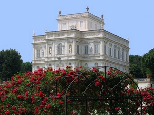 fiori, palazzo, statue, rose, rosso, verde, bianco, cielo, finestre, piante, villa, alberi, azzurro, arco, siepe, ferro, archi