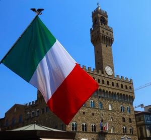 bandiera, torre, orologio, palazzo, tricolore, rosso, verde, bianco, finestre, merli, firenze, vecchio, azzurro, cielo, bifore, italiana