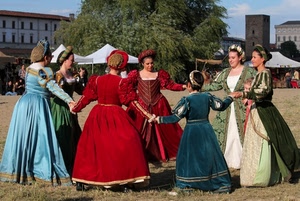torre, donne, vestiti, verde, girotondo, rosso, alberi, cerchio, ballo, medioevo, albero, costumi, cappelli, danza, dame, festa, ballerine, prato, abiti, costume, piazza, case