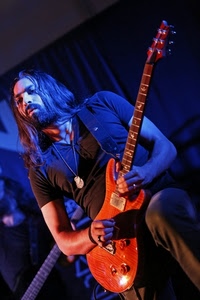 chitarra, barba, chitarrista, mani, capelli, musicista, uomo, blu, musica, medaglia, braccia, anelli, suonatore, cantante, luci, ragazzo, collana