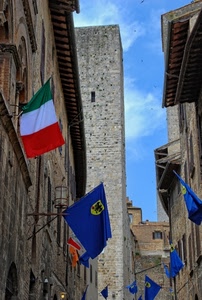 torre, bandiere, finestre, cielo, blu, tricolore, palazzi, case, azzurro, rosso, tetti, verde, bianco, nuvole, aquila, stemma, italia, bandiera, colori, lampione, giallo, italiana