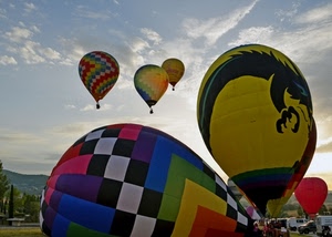 nuvole, cielo, mongolfiere, colori, giallo, palloni, alberi, rosso, nero, mongolfiera, azzurro, verde, volo, bianco, quadrati