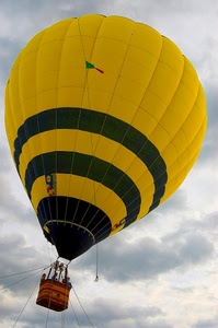 giallo, mongolfiera, nero, nuvole, persone, cielo, bandiera, pallone, volo, volare, cesto, righe, cesta, corde, fili