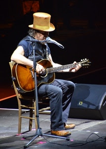 chitarra, microfono, sedia, cappello, cantante, musica, zucchero, musicista, chitarrista, palco, concerto, cantautore, cilindro
