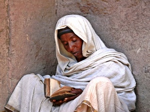 libro, bianco, muro, lettura, leggere, donna, tunica, ritratto, mani, persona, pagine, vestito, abito