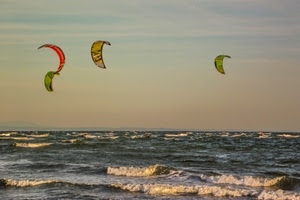 onde, mare, cielo, aquiloni, vento, rosso, verde, vele, quattro, mosso, acqua, sport, volare, orizzonte, schiuma, nuvole, giallo