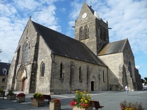 chiesa, fiori, campanile, cielo, panchine, vasi, orologio