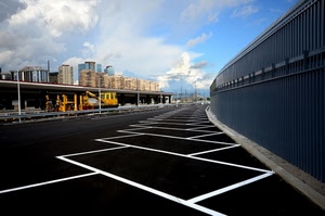 strada, nuvole, cielo, asfalto, parcheggi, parcheggio, bianco, grattacieli, palazzi, città, giallo, strisce, nero, linee, azzurro, ringhiera