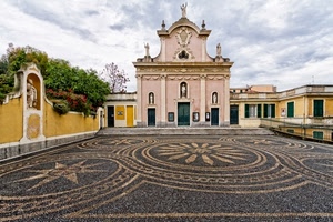 piazza, chiesa, alberi, statue, nuvole, cielo, verde, fiori, porte, decorazioni, finestre, disegni, muro, case, archi, cerchi, facciata, nicchie, geometrie, rosa