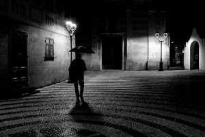 ombrello, bianconero, lampioni, pioggia, piazza, notte, luci, passante, ombre, uomo, porte, righe, finestra, persona