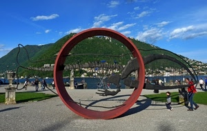lago, persone, cielo, cerchio, bambino, nuvole, azzurro, scultura, montagna, acqua, verde, collina, monumento, prato, sagoma, parco, paese, ombre, pesce
