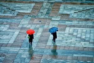 ombrelli, pioggia, due, rosso, persone, blu, piazza, passanti, pavimento, maltempo, pavimentazione, azzurro, riflesso