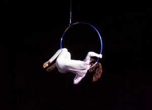 cerchio, donna, nero, capelli, acrobata, tuta, ginnasta, blu, rosa, sospesa, bianco, costume, artista, equilibrista, braccia, catena