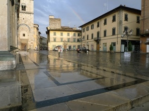 piazza, pioggia, ombrello, case, lampione, acqua, bagnato, riflessi, auto, riflesso, lampioni, finestre, donna, automobile, arcobaleno, geometrie, lucido, palazzi, pavimento, chiesa