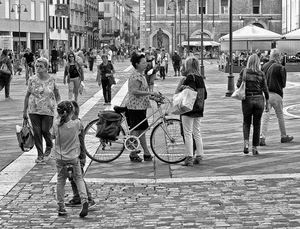 bicicletta, piazza, persone, bianconero, bambini, passanti, lampioni, gente, finestre, strada, borse, donne, palazzi, folla, incontri