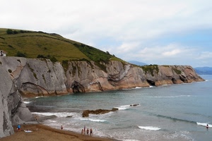 mare, spiaggia, scogliera, sabbia, cielo, acqua, persone, nuvole, onde, scogli, bagnanti, costa, azzurro, roccia, verde, montagna