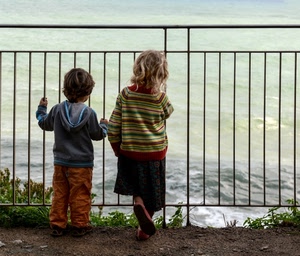 bambini, mare, ringhiera, acqua, erba, due, onde, bambino, terra, affaccio, verde, maglie, bimbi, bambina, sbarre, gonna
