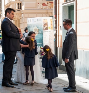 bambine, sposa, sposi, abbraccio, bianco, porta, persone, uomini, sposo, fiori, matrimonio, bacio, palazzo, strada, case, abito, scarpe, giallo, cartellone, due, balcone