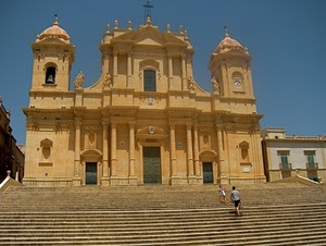chiesa, scalinata, cielo, gradini, croce, persone, orologio, colonne, porte, scalini, scala, campanile, portone, facciata, portoni, campana, campanili, noto, duomo, azzurro, statue, finestre, campane, sicilia
