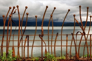nuvole, acqua, cielo, ferro, ringhiera, erba, lago, mare, metallo, montagne, balaustra, scultura